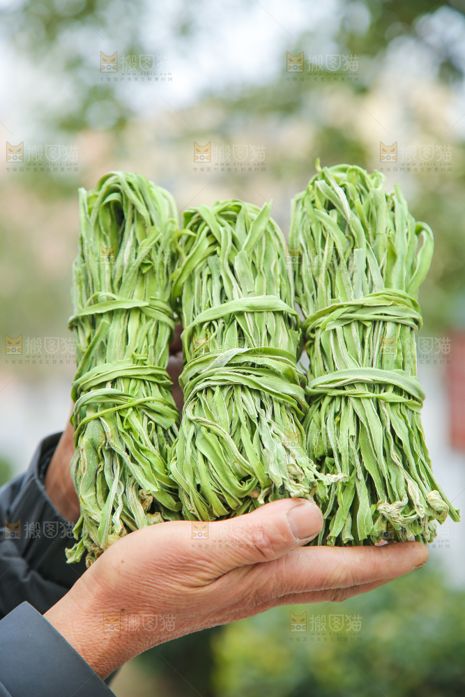 手里拿着贡菜