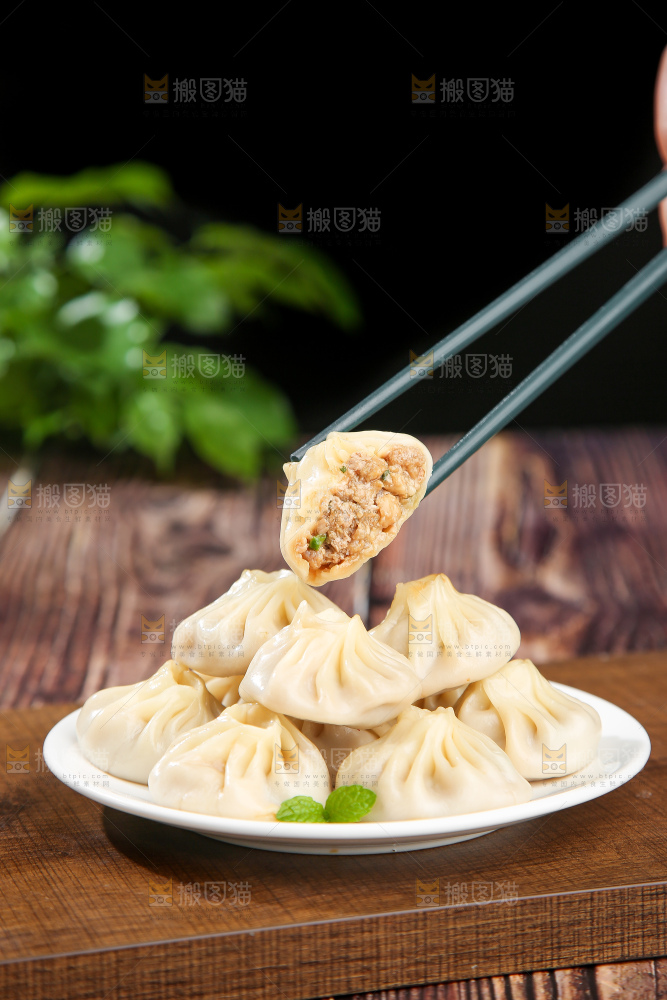 木底上的薄皮小笼包