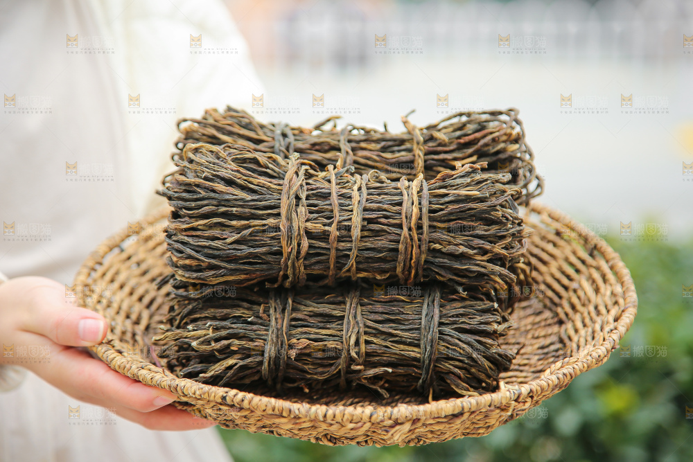 手里拿着干豆角