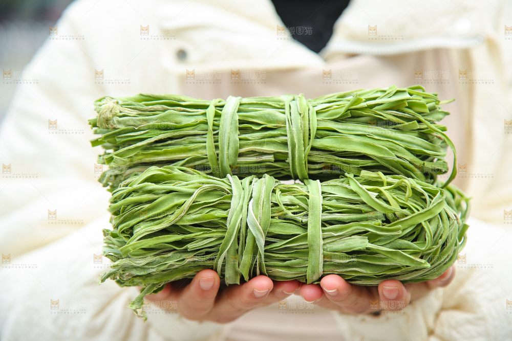 手里拿着贡菜