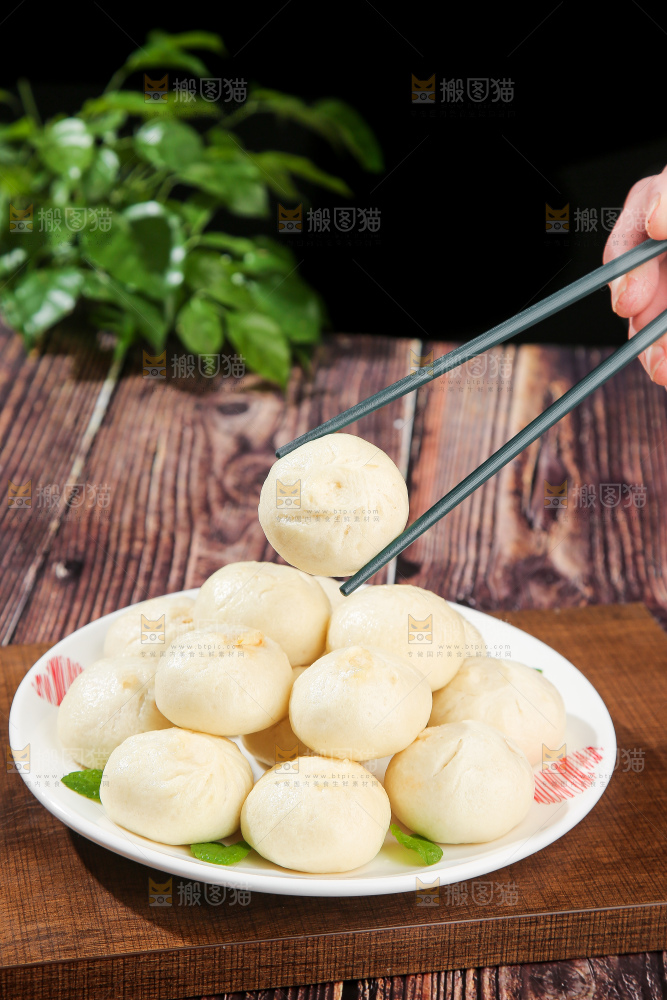 木底上的发面小笼包