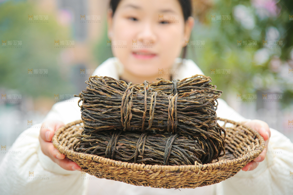 手里拿着干豆角