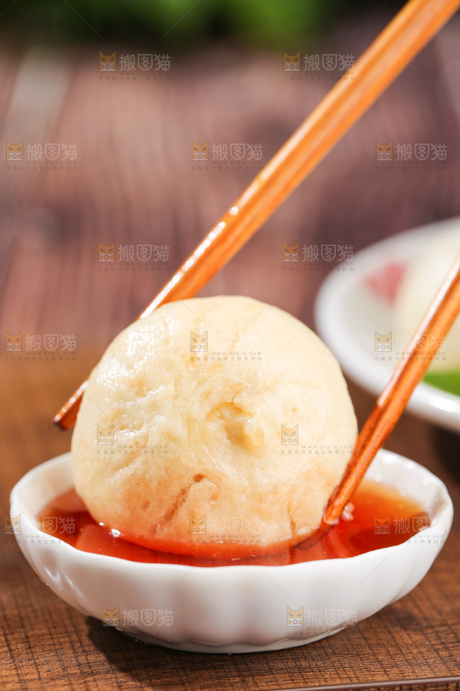 木底上的发面小笼包