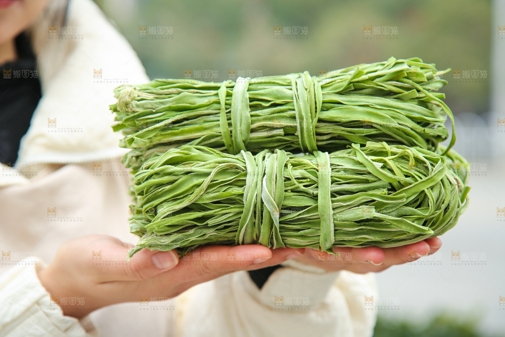 手里拿着贡菜