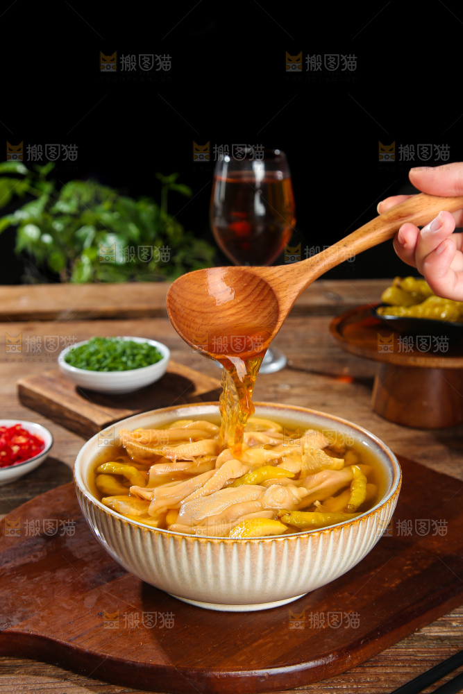 木底上的无骨鸭掌