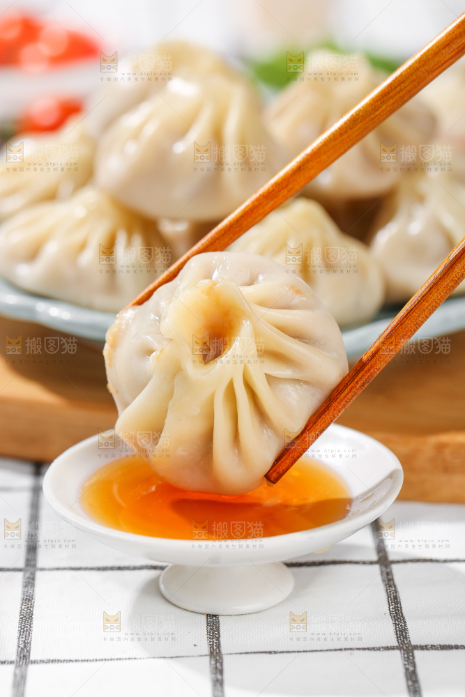 浅底上的薄皮小笼包