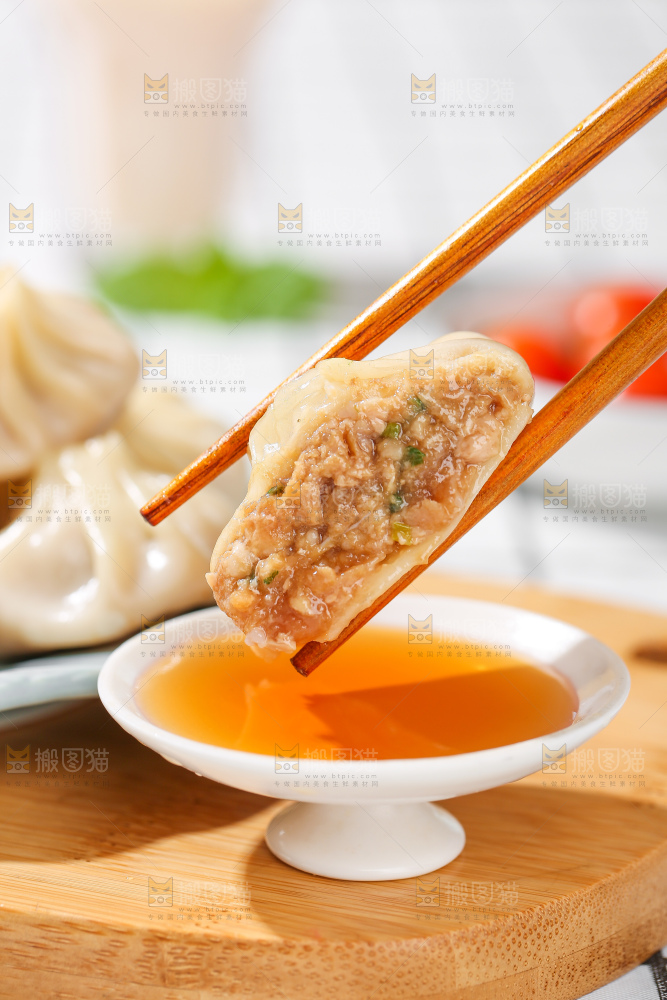 浅底上的薄皮小笼包