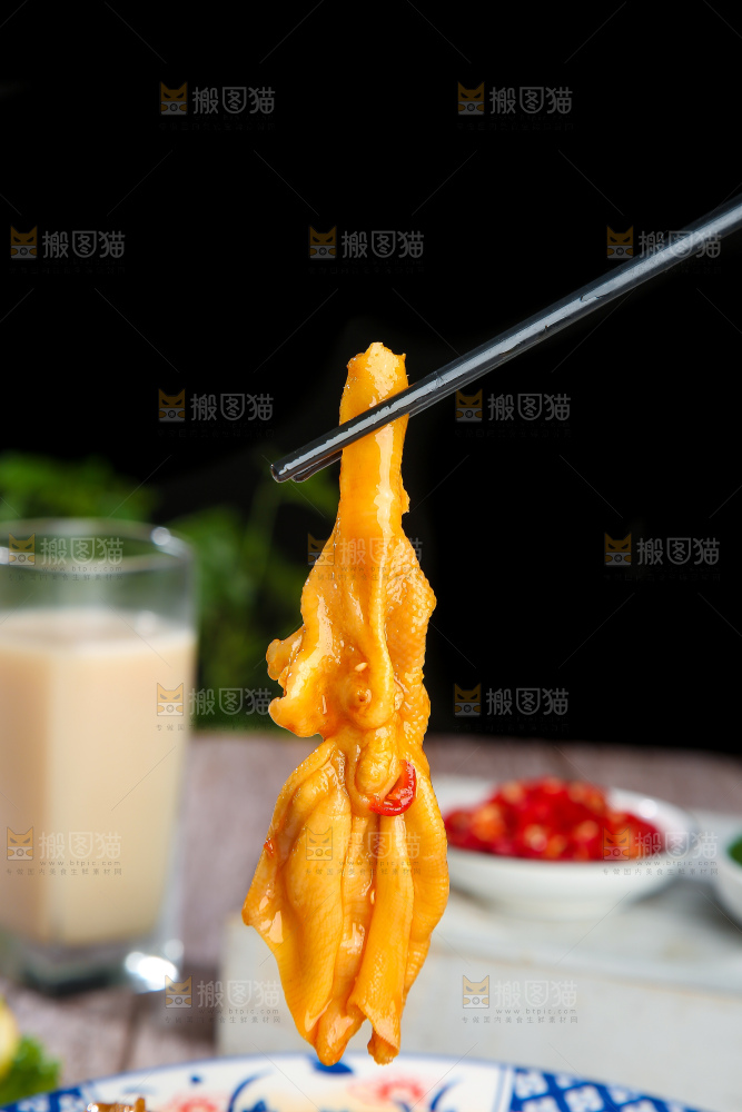 木底上的无骨鸭掌