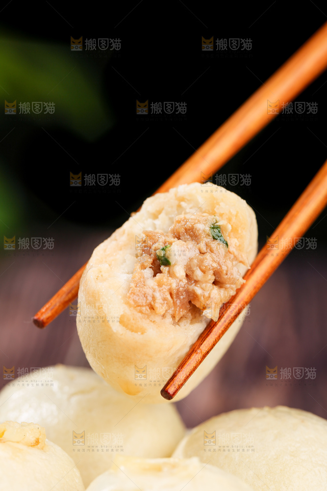 木底上的发面小笼包