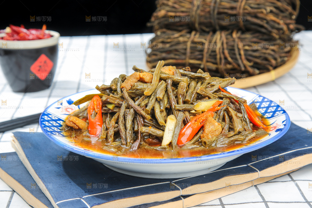 盘子里的干豆角炒肉