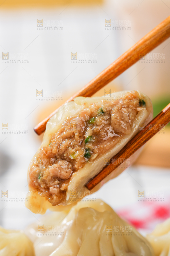 浅底上的薄皮小笼包