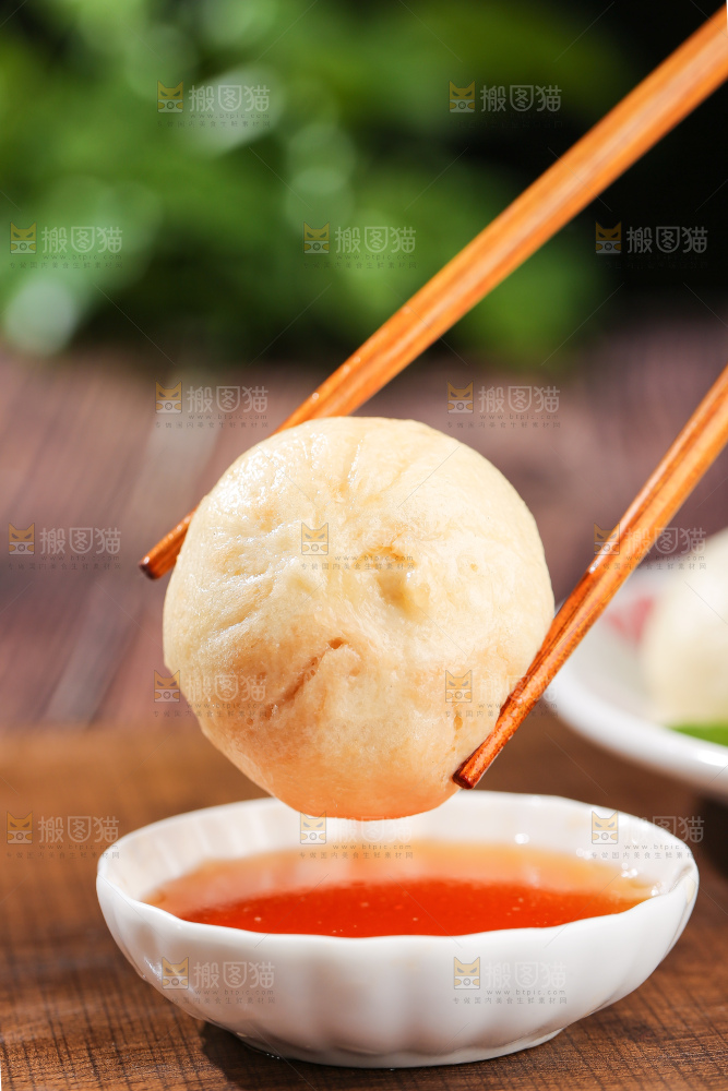 木底上的发面小笼包