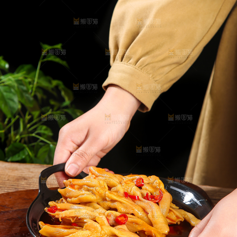 木底上的无骨鸭掌