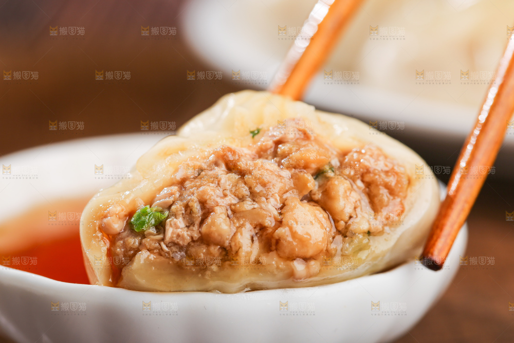 木底上的薄皮小笼包