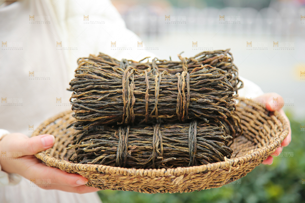 手里拿着干豆角