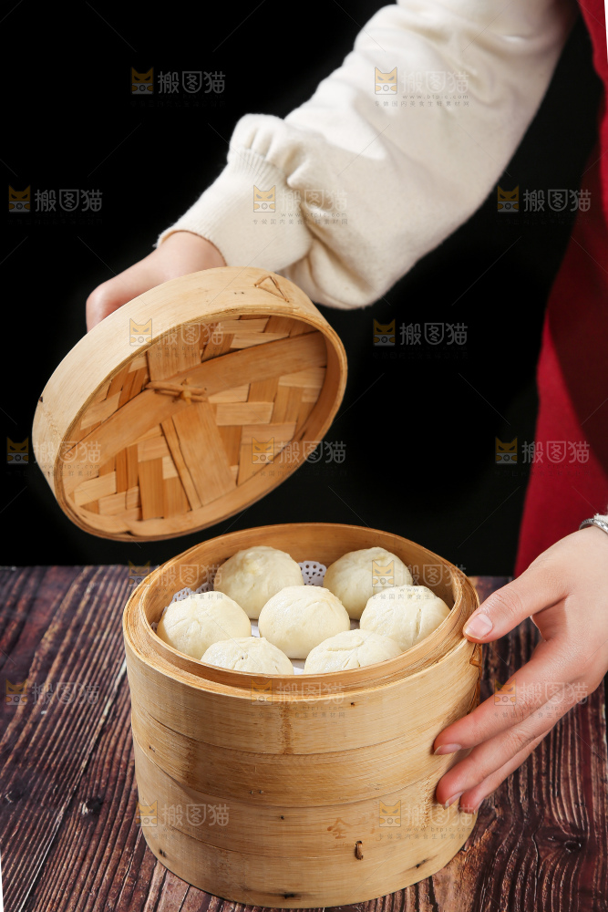 木底上的发面小笼包