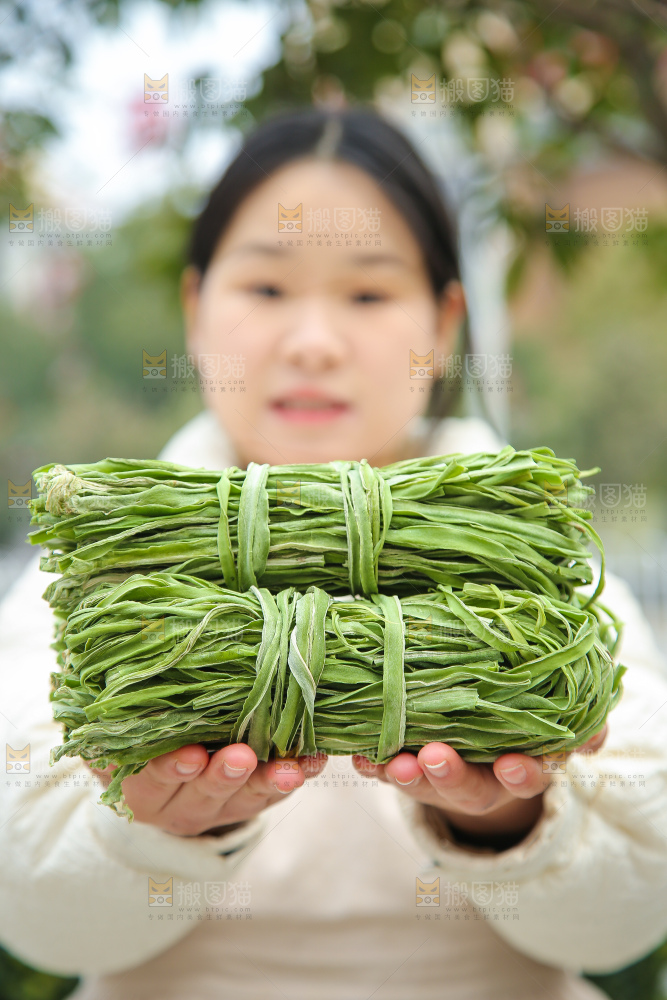 手里拿着贡菜