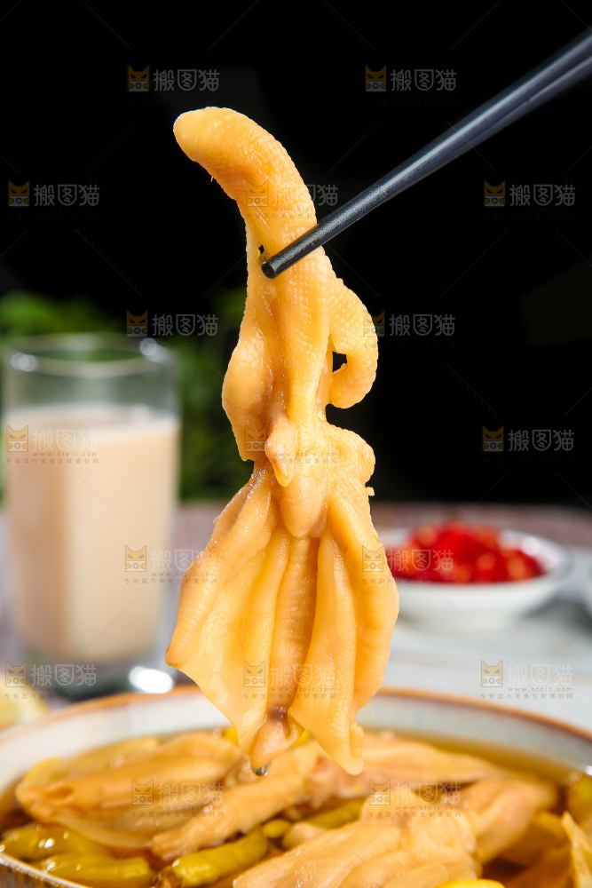 木底上的无骨鸭掌