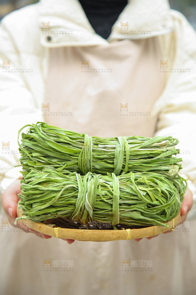 手里拿着贡菜