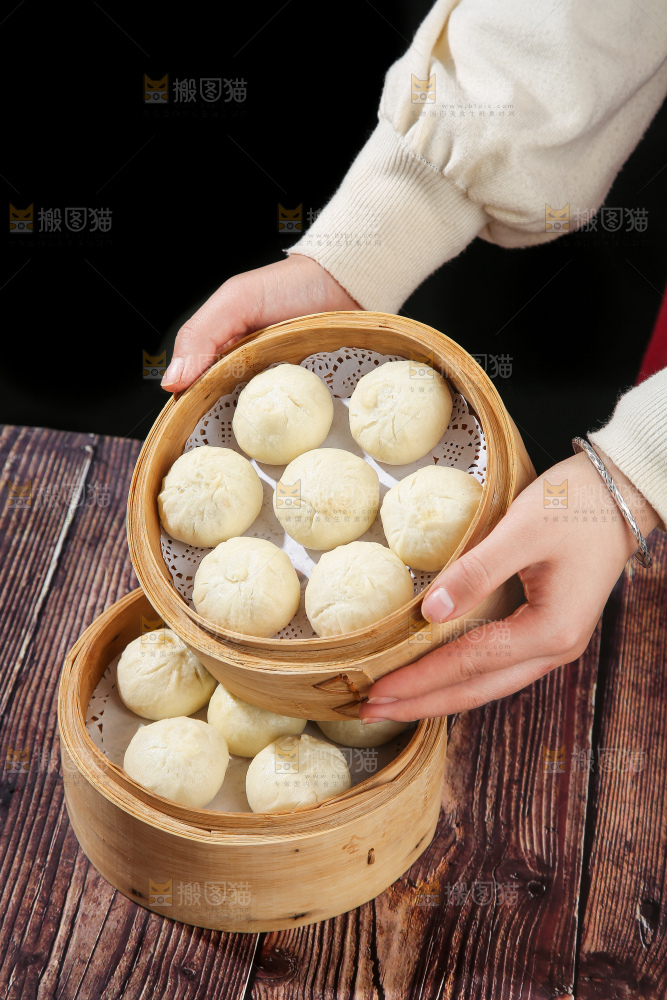 木底上的发面小笼包