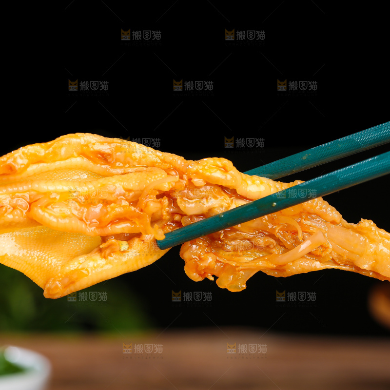 木底上的无骨鸭掌