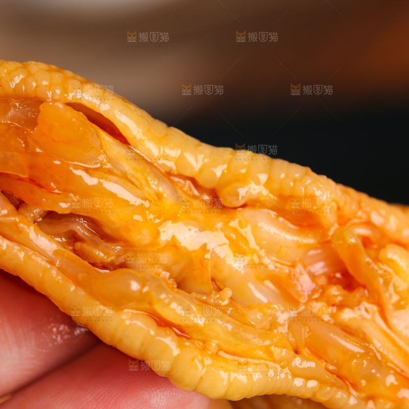 木底上的无骨鸭掌