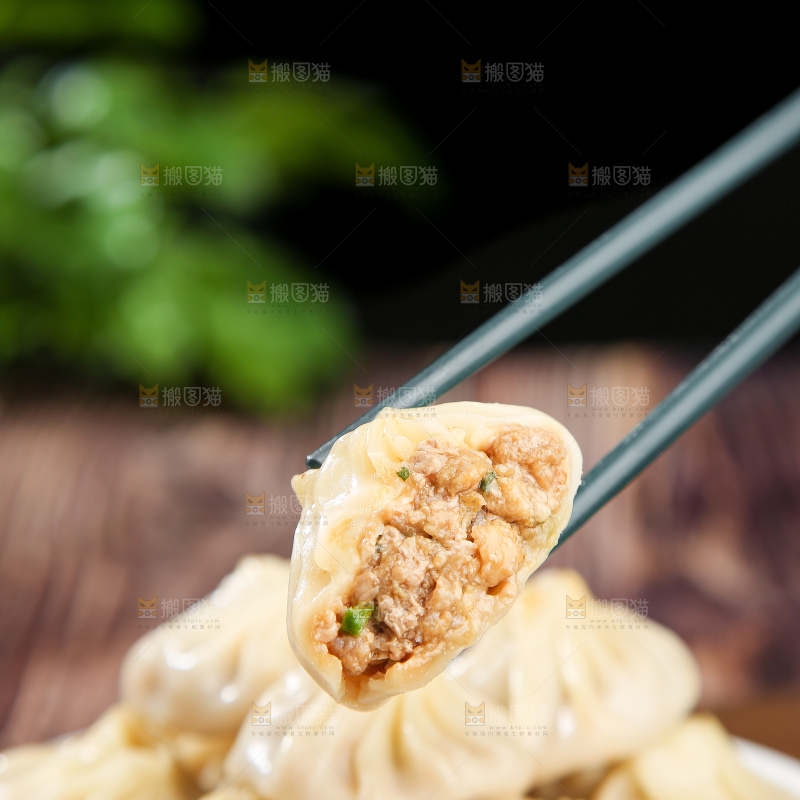 木底上的薄皮小笼包