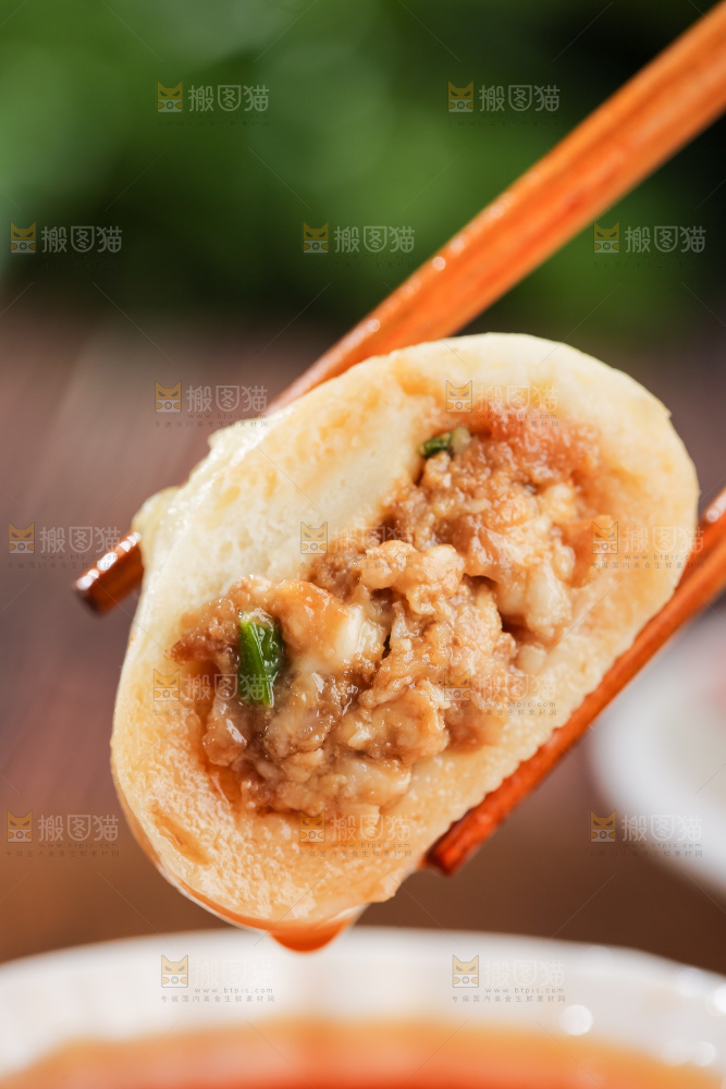 木底上的发面小笼包