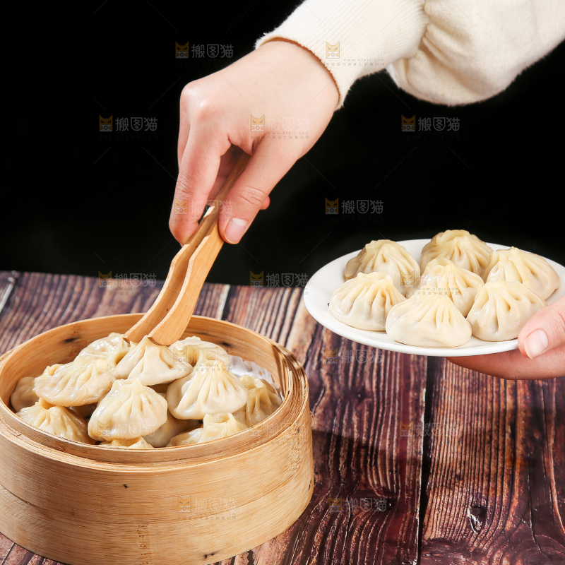 木底上的薄皮小笼包