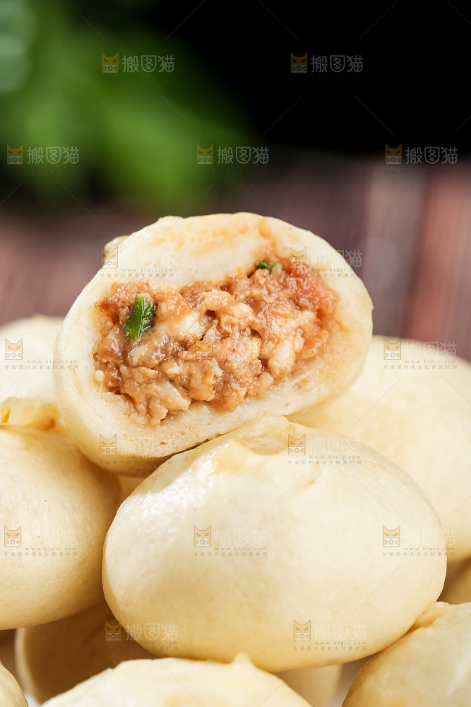 木底上的发面小笼包