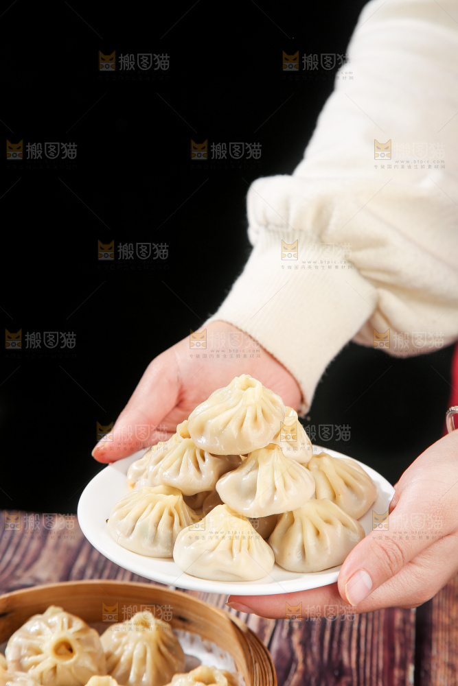 木底上的薄皮小笼包
