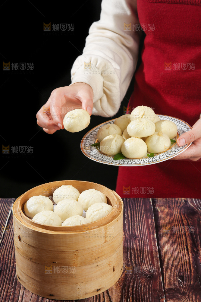 木底上的发面小笼包