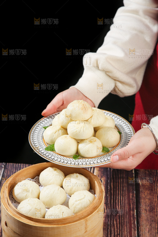 木底上的发面小笼包