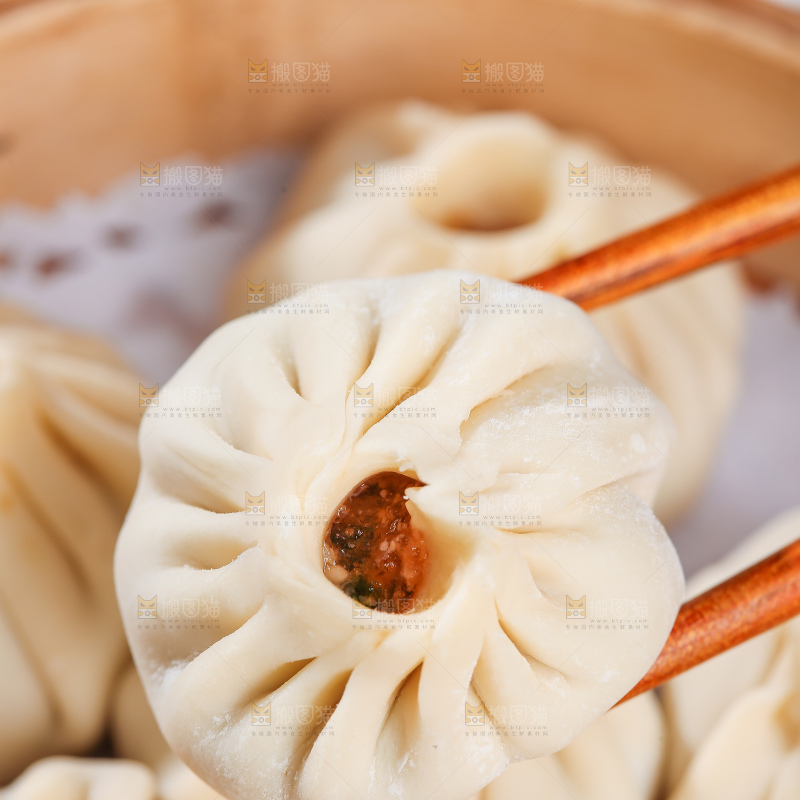 浅底上的薄皮小笼包