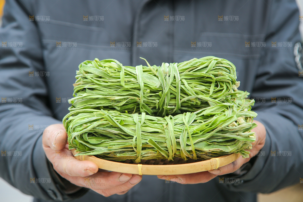 手里拿着贡菜