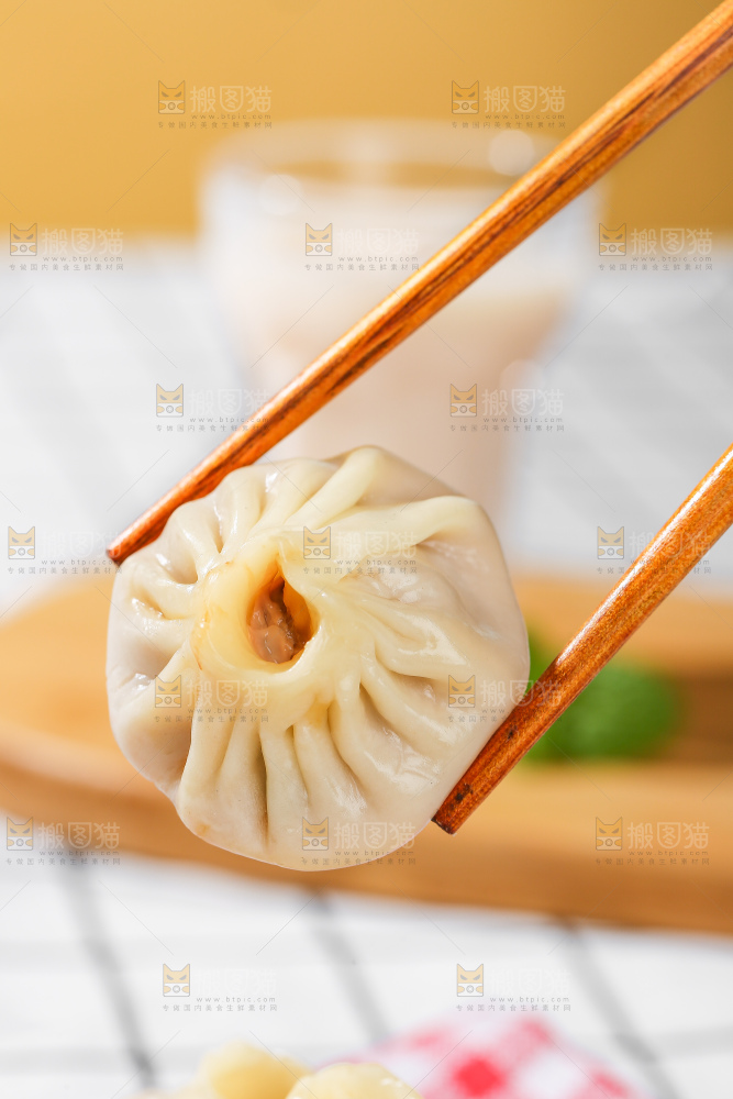 浅底上的薄皮小笼包
