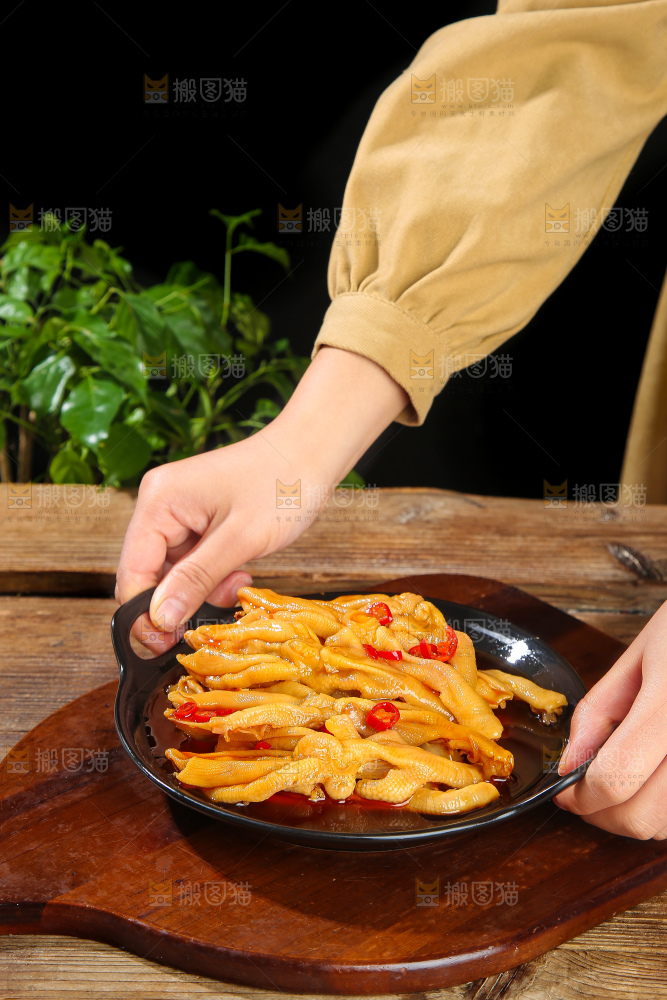木底上的无骨鸭掌