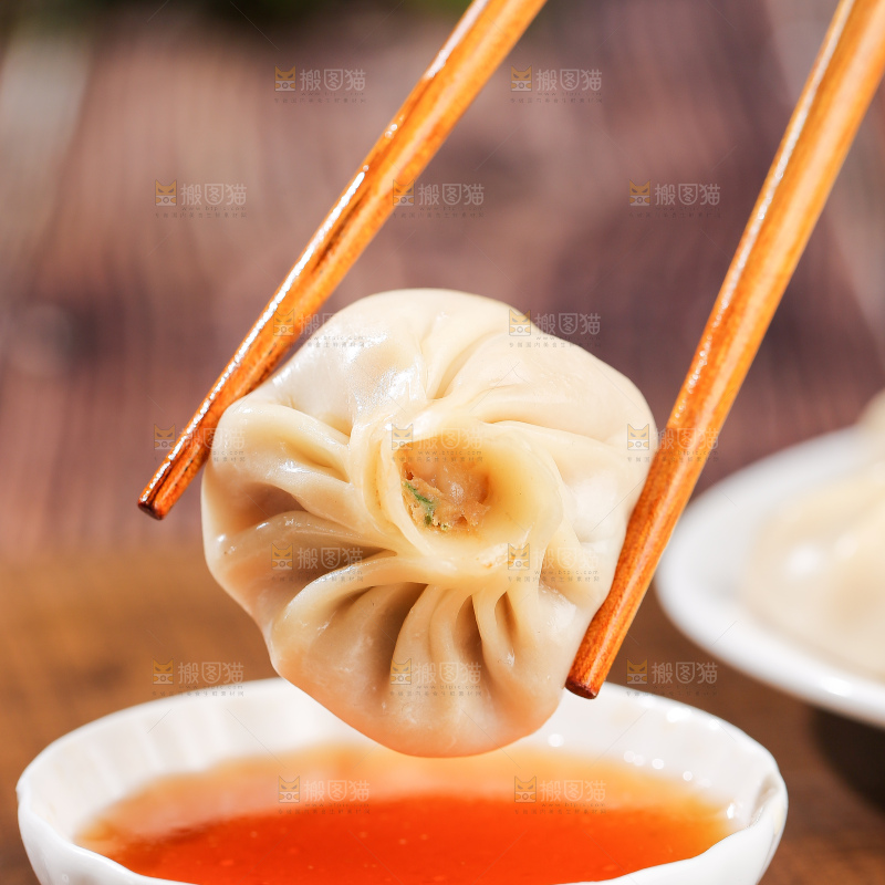 木底上的薄皮小笼包