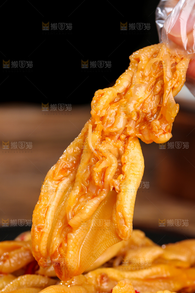 木底上的无骨鸭掌