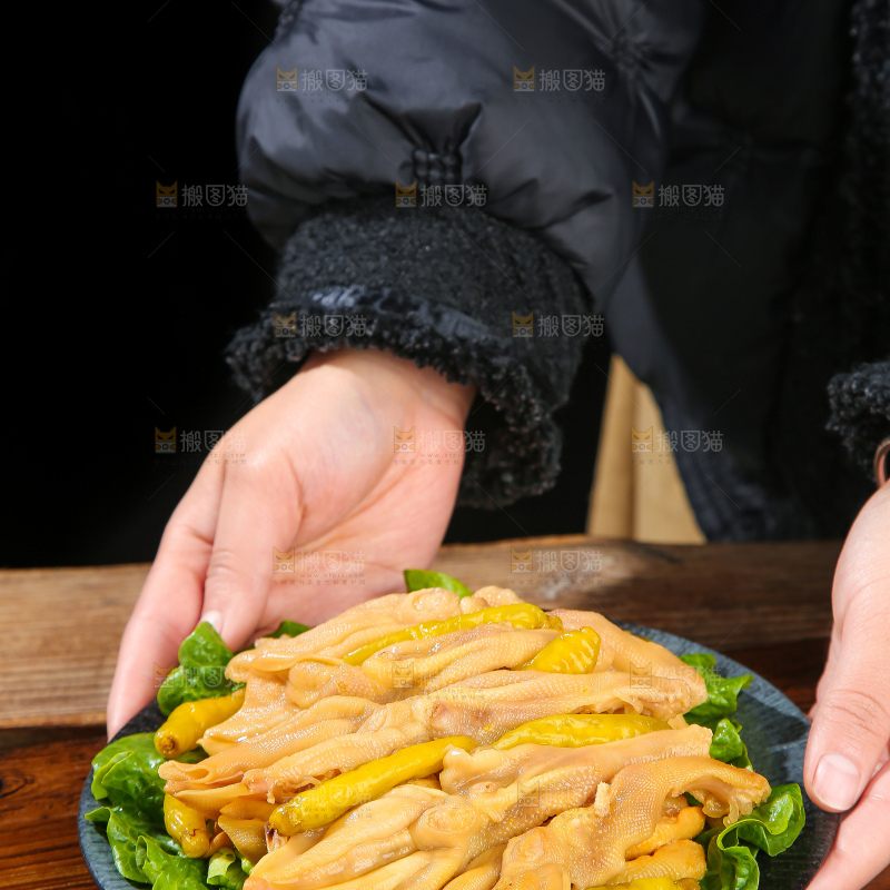木底上的无骨鸭掌