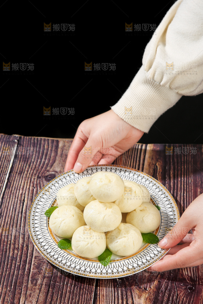 木底上的发面小笼包