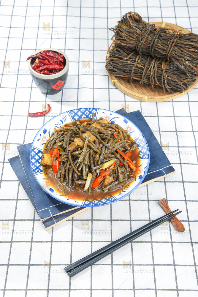 盘子里的干豆角炒肉
