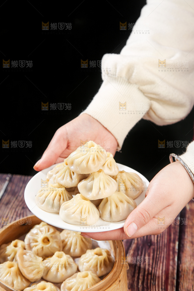 木底上的薄皮小笼包