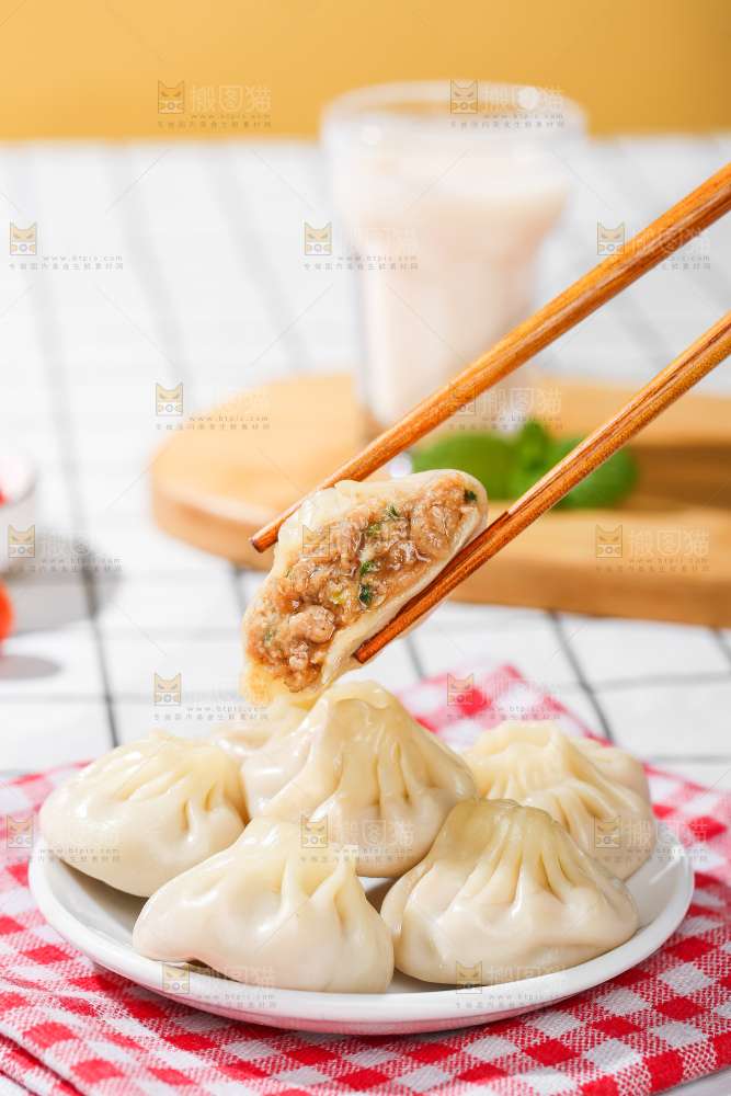 浅底上的薄皮小笼包