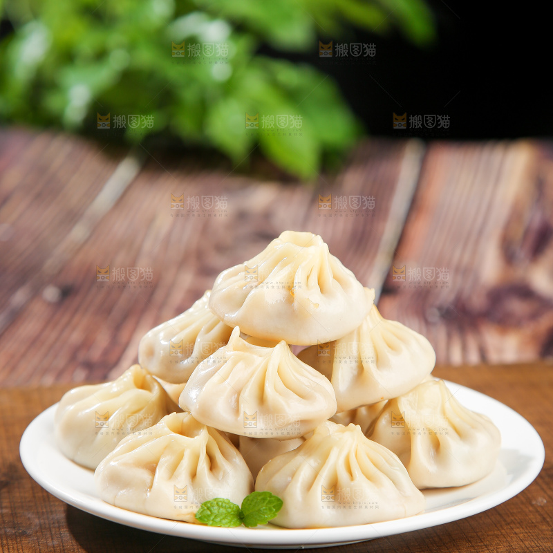 木底上的薄皮小笼包
