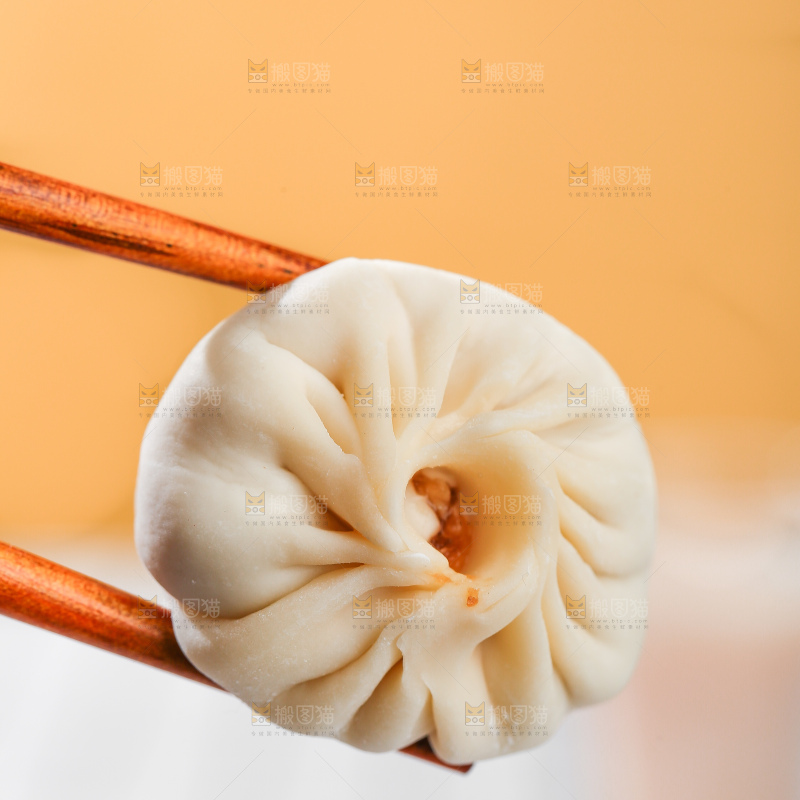 浅底上的薄皮小笼包