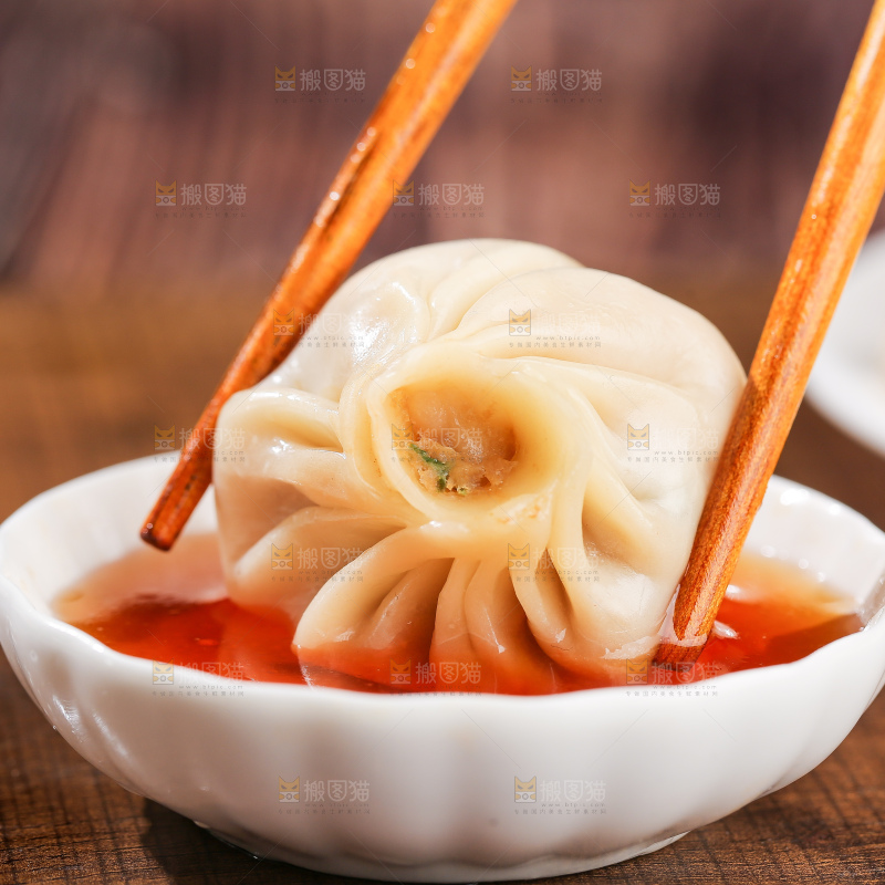 木底上的薄皮小笼包
