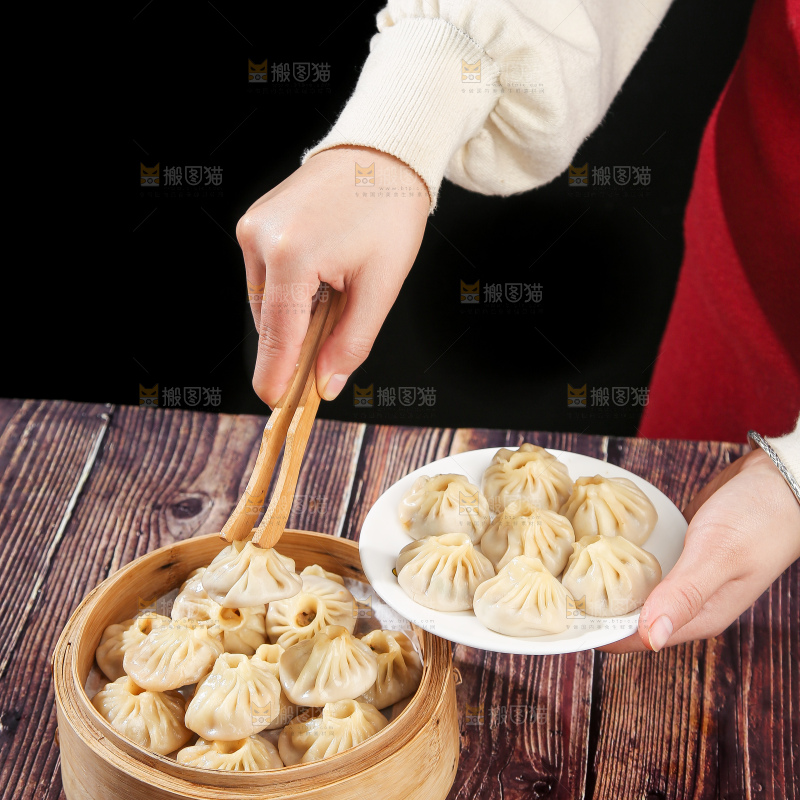木底上的薄皮小笼包