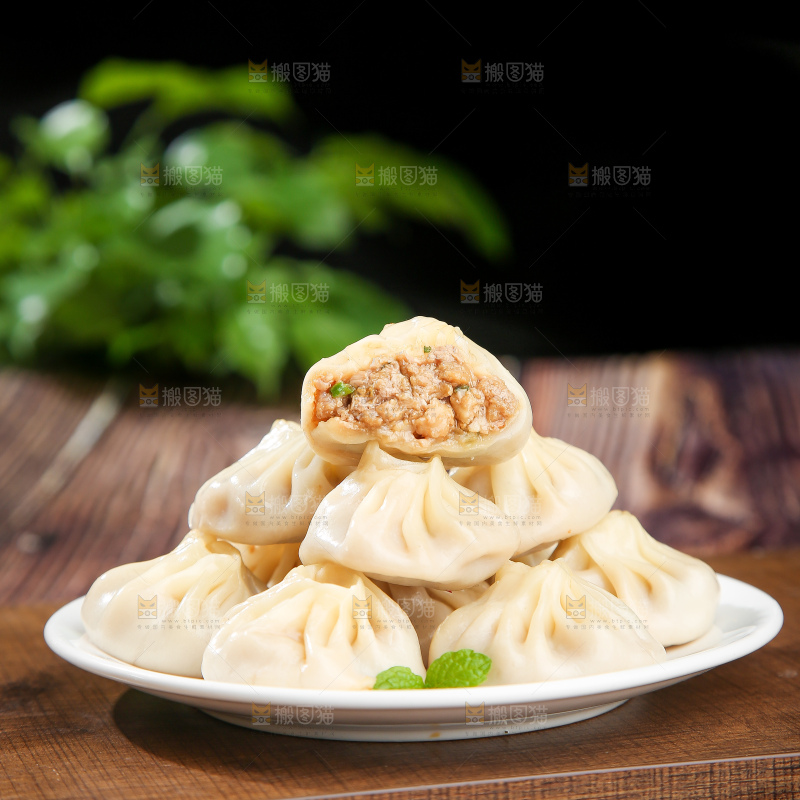 木底上的薄皮小笼包