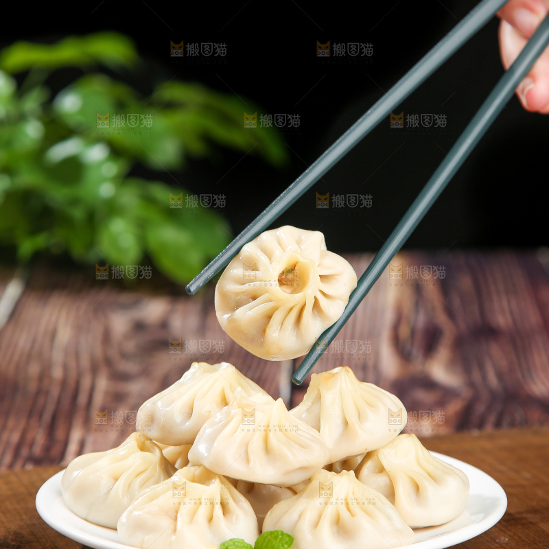 木底上的薄皮小笼包